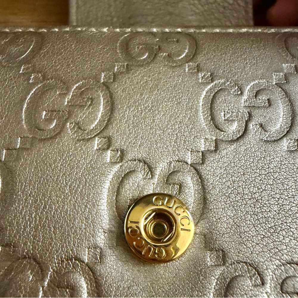 Gucci Gold-Tone Plaque Metallic Leather Wallet - Picture 5 of 7